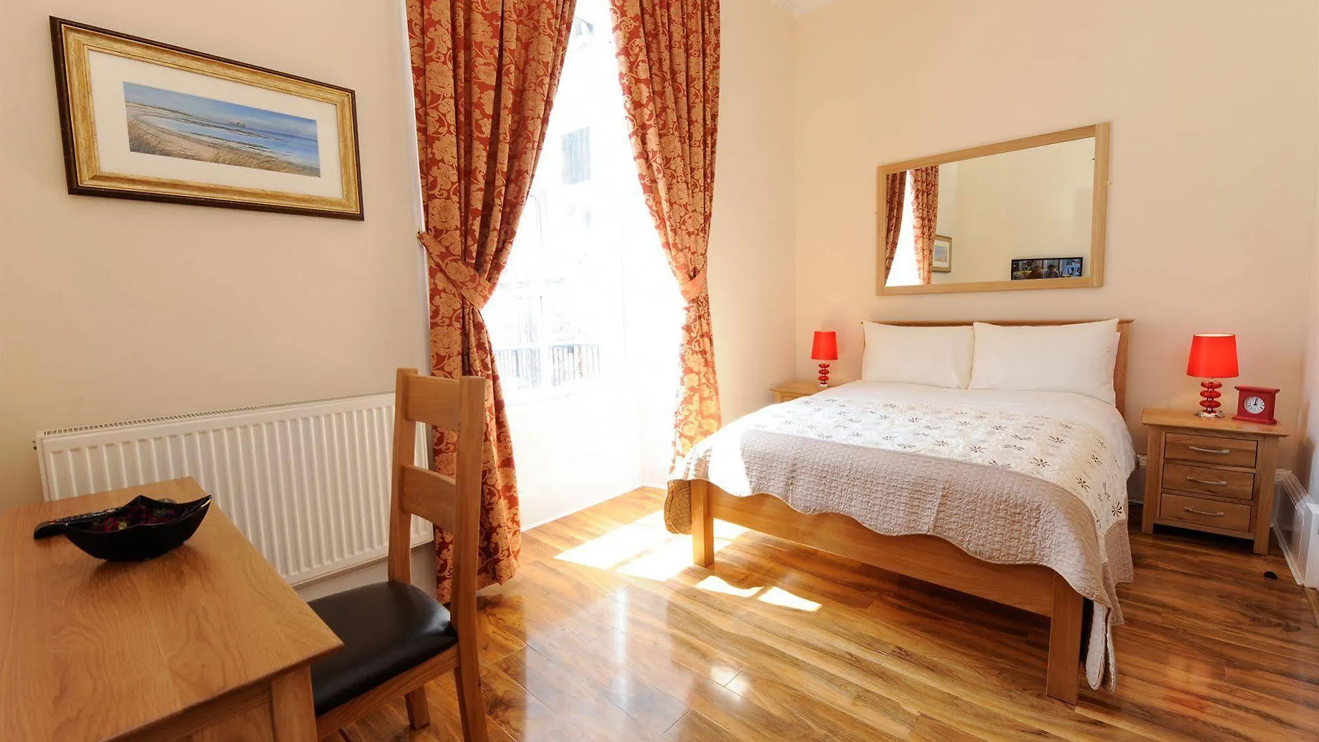 Edinburgh City Suites 4*,